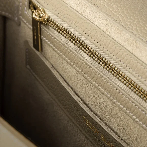 Teddy Blake Ava - Picture 4 of 7